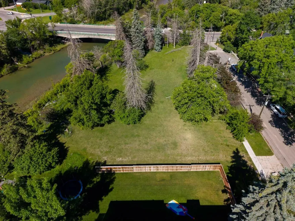 407 40 Avenue SW Calgary AB T2S 0X5