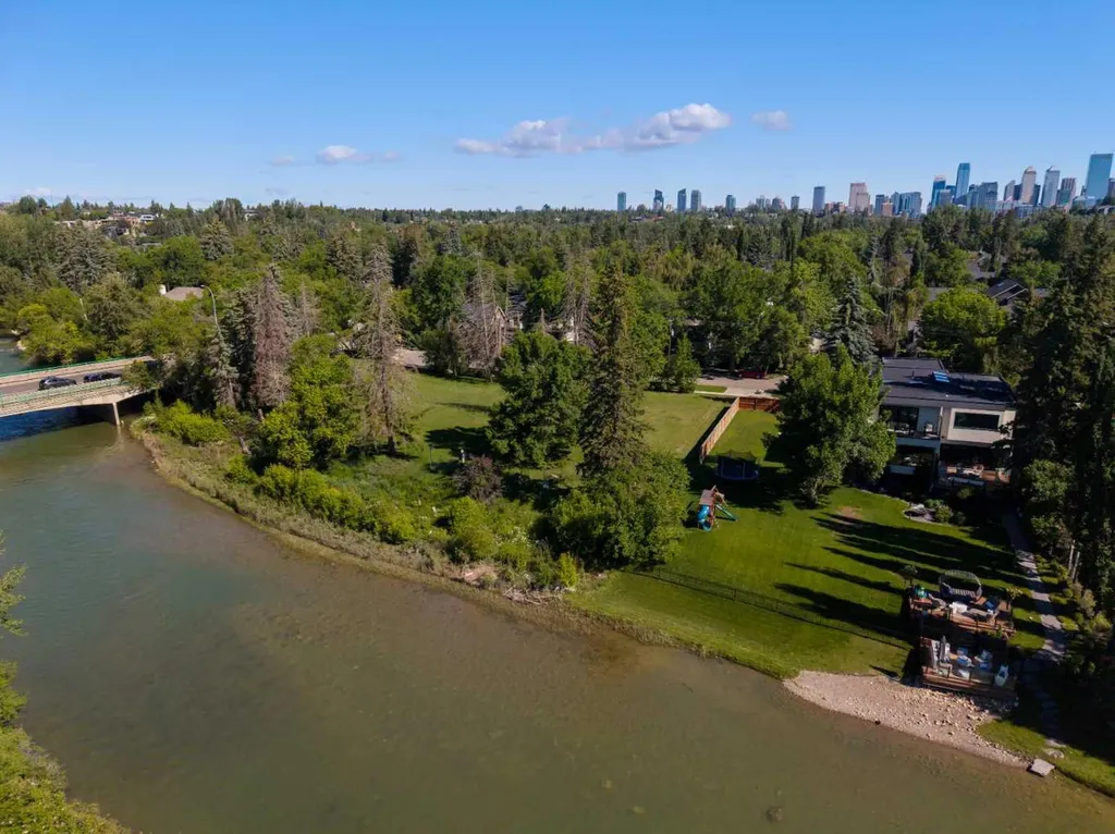 407 40 Avenue SW Calgary AB T2S 0X5