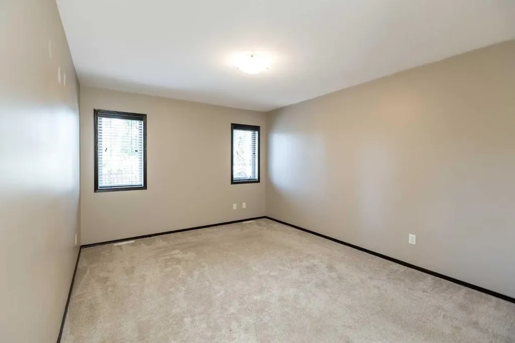 59 Burris Pointe Lacombe AB T4L 0A3