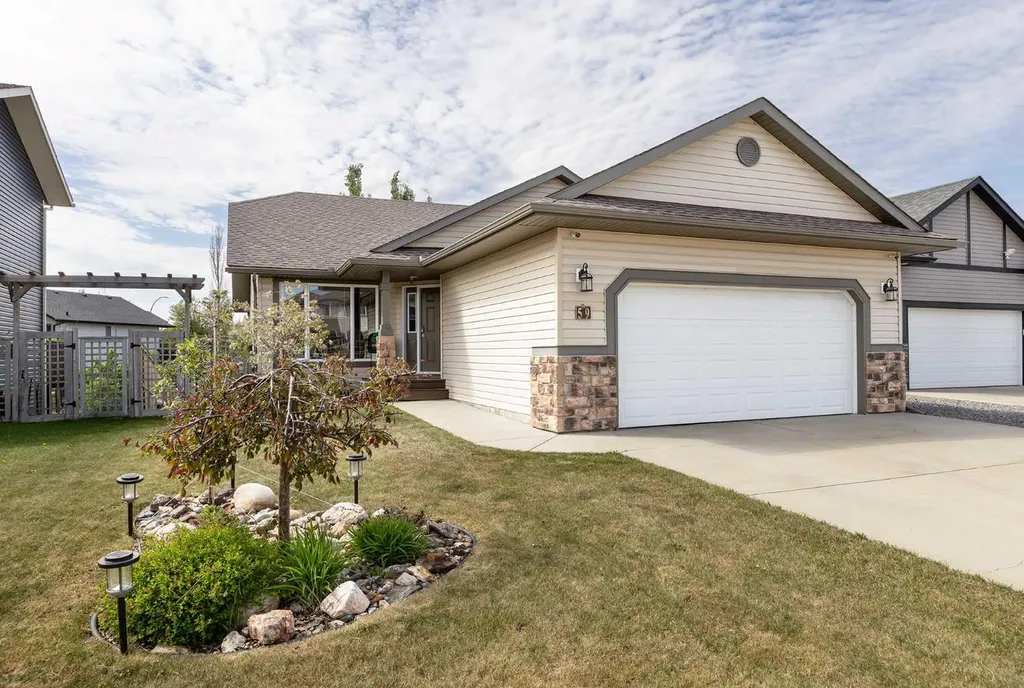 59 Burris Pointe Lacombe AB T4L 0A3