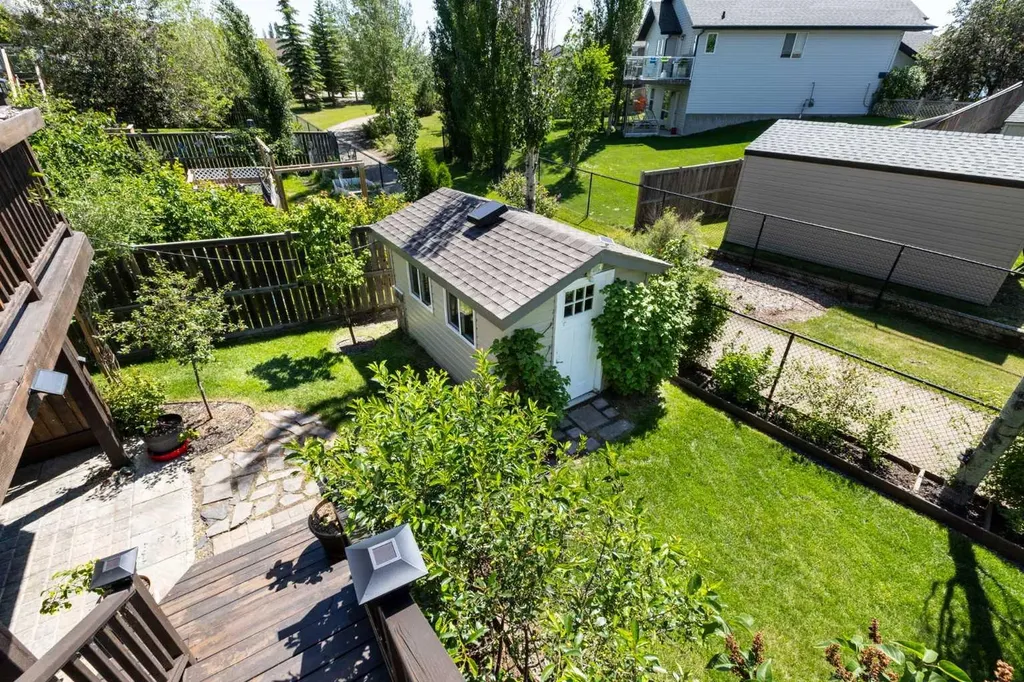 59 Burris Pointe Lacombe AB T4L 0A3