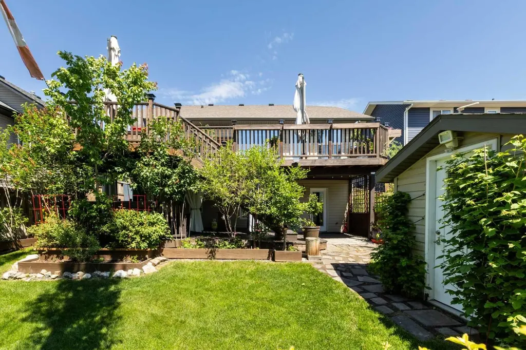 59 Burris Pointe Lacombe AB T4L 0A3