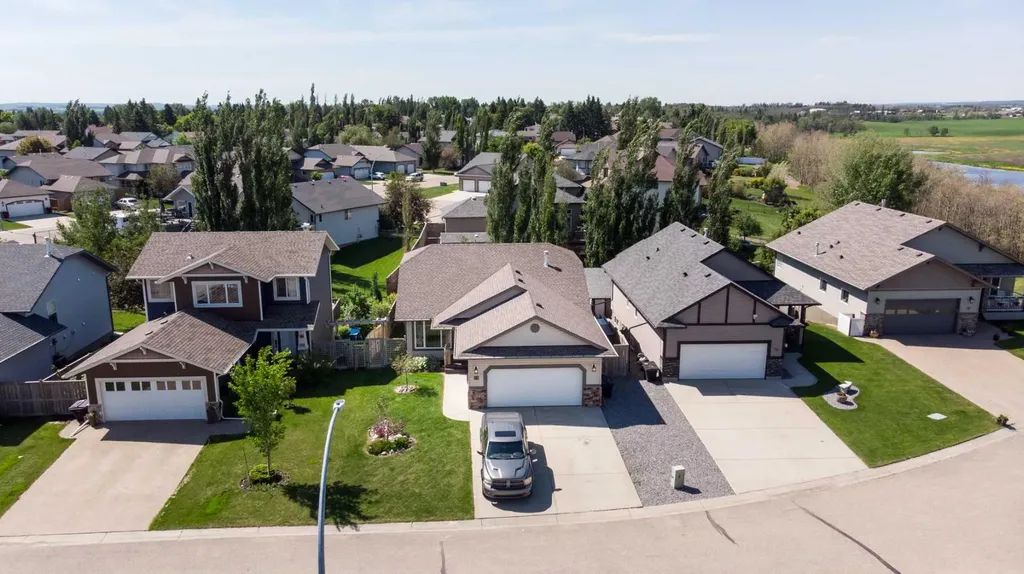 59 Burris Pointe Lacombe AB T4L 0A3