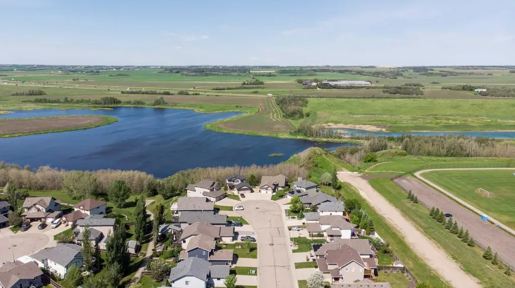 59 Burris Pointe Lacombe AB T4L 0A3