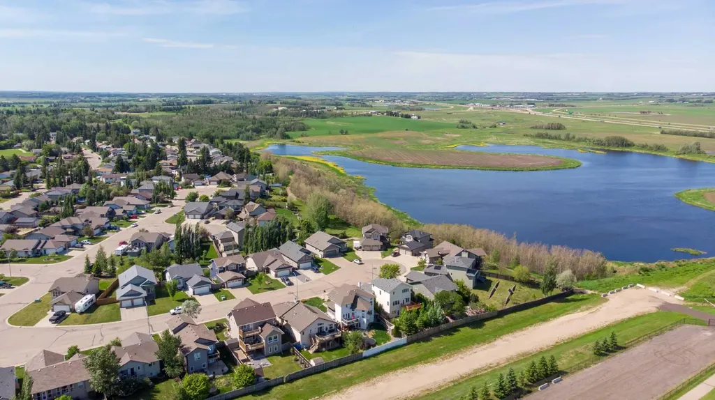 59 Burris Pointe Lacombe AB T4L 0A3