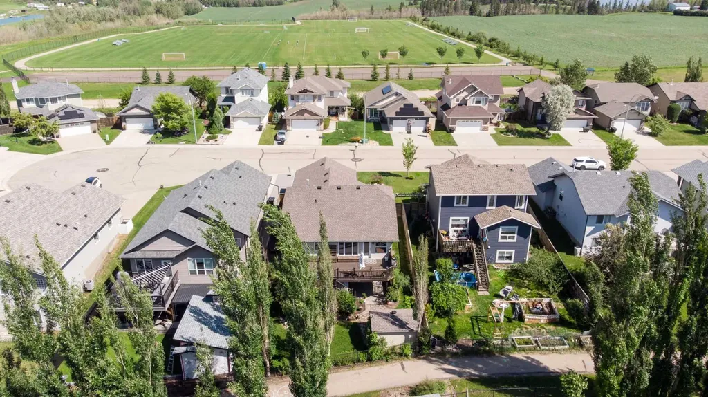 59 Burris Pointe Lacombe AB T4L 0A3