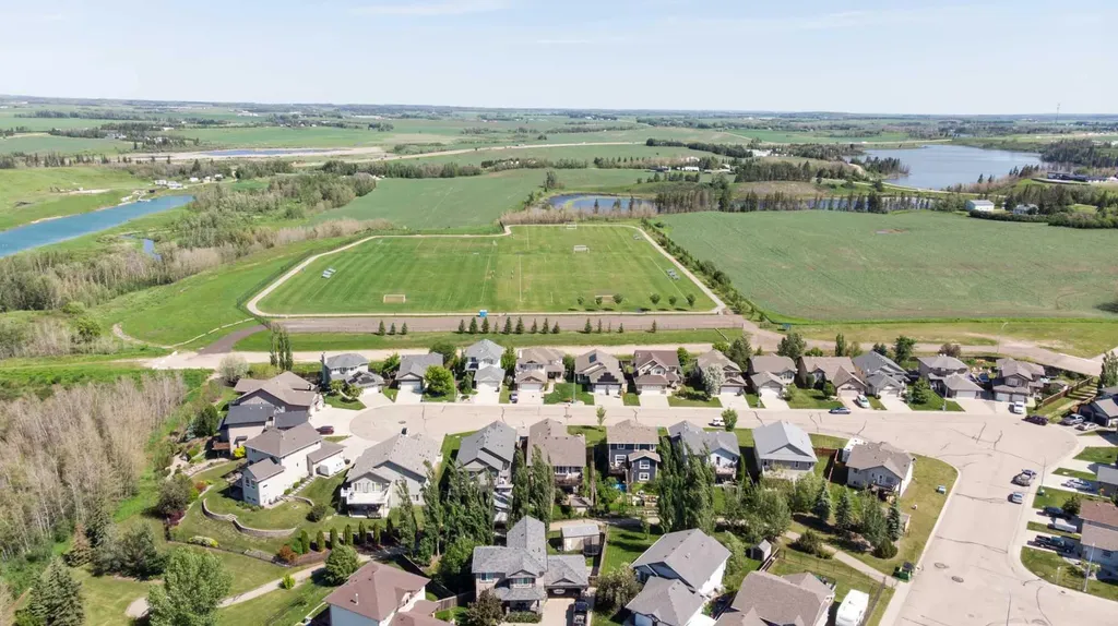 59 Burris Pointe Lacombe AB T4L 0A3