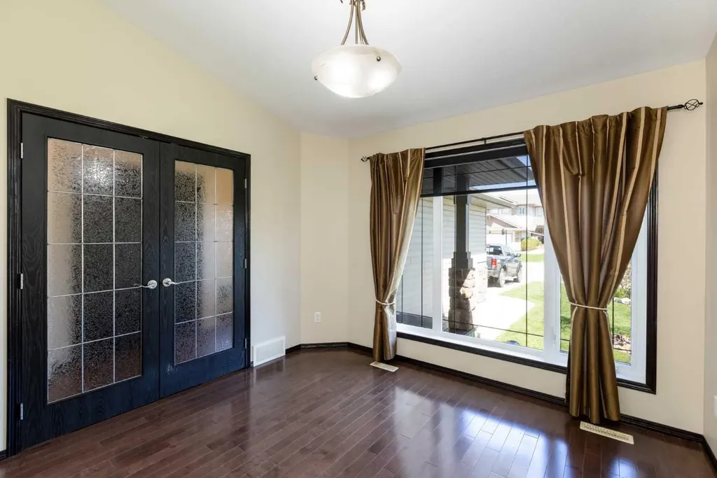 59 Burris Pointe Lacombe AB T4L 0A3