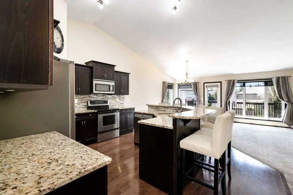 59 Burris Pointe Lacombe AB T4L 0A3