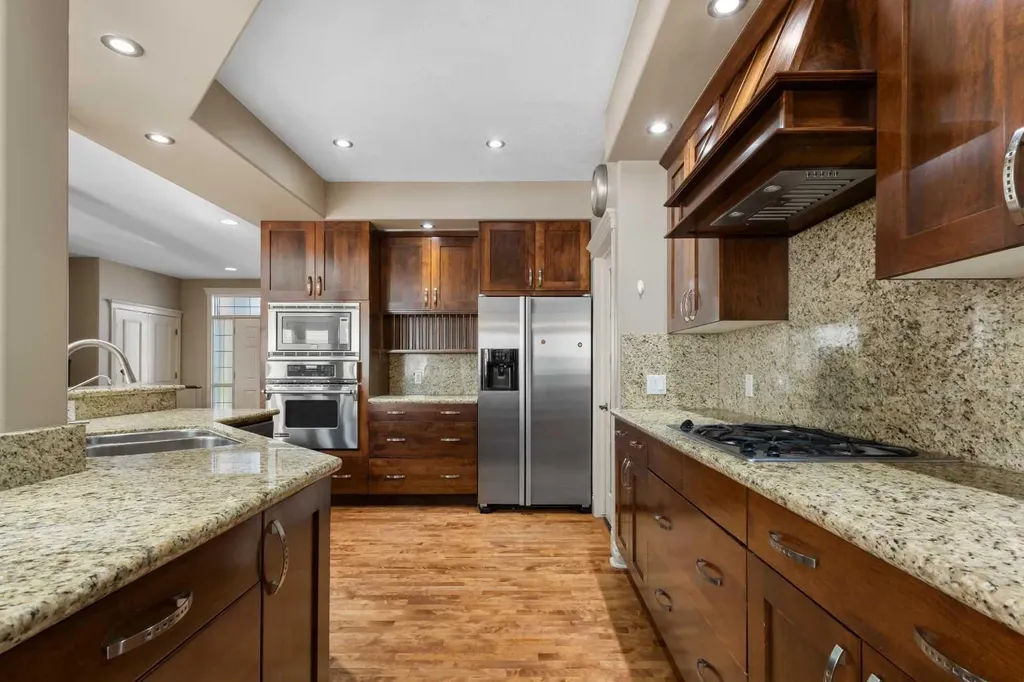 75 Discovery Ridge Mount SW Calgary AB T3H 5G2