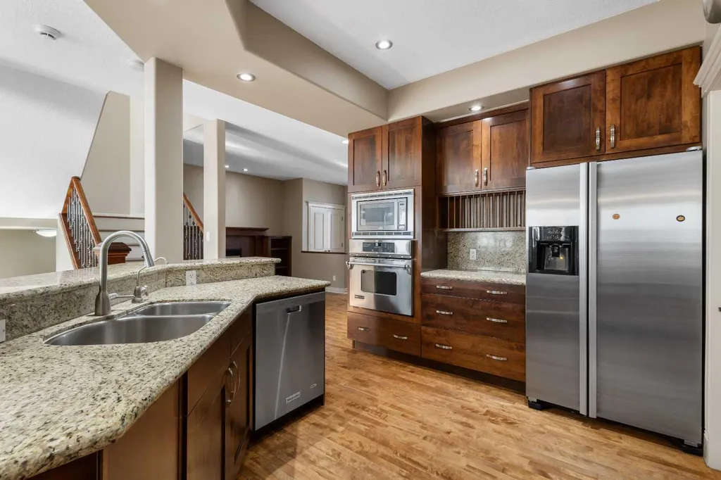 75 Discovery Ridge Mount SW Calgary AB T3H 5G2