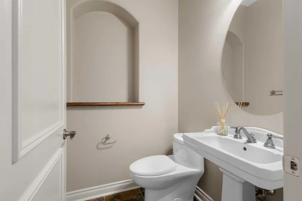 75 Discovery Ridge Mount SW Calgary AB T3H 5G2