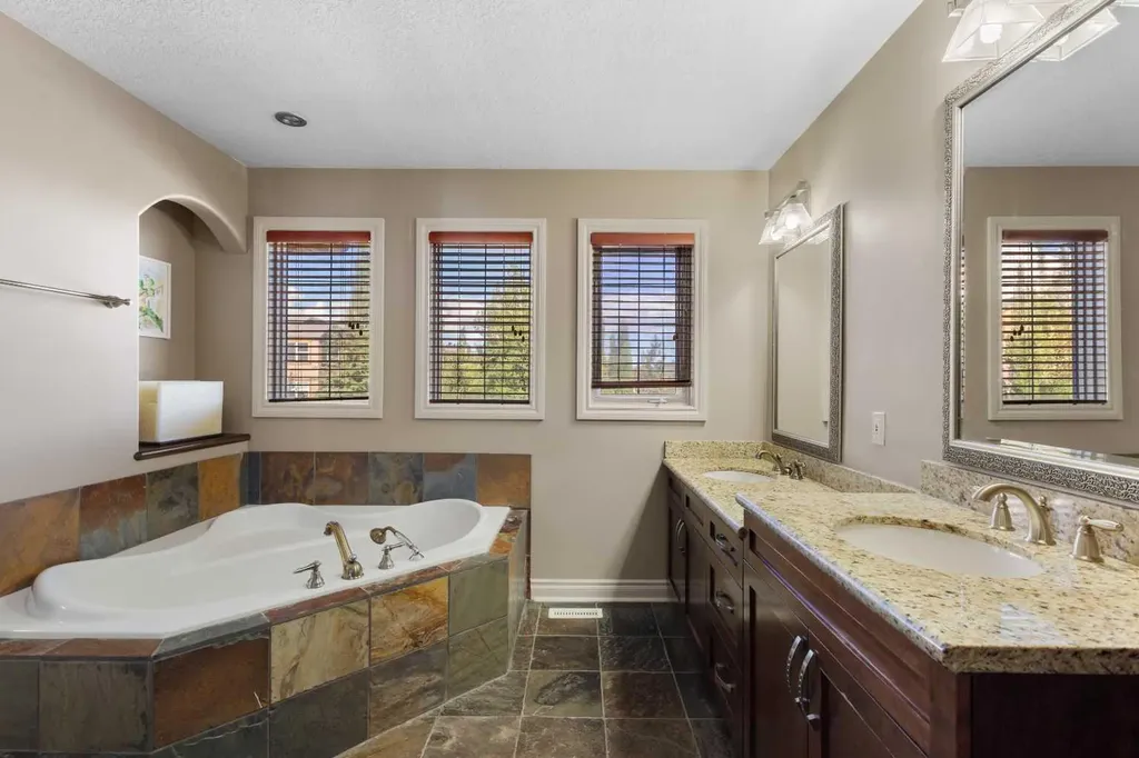 75 Discovery Ridge Mount SW Calgary AB T3H 5G2