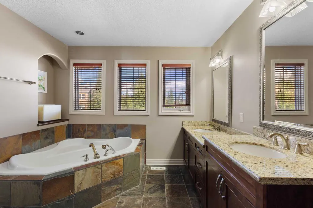 75 Discovery Ridge Mount SW Calgary AB T3H 5G2