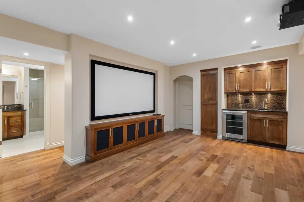75 Discovery Ridge Mount SW Calgary AB T3H 5G2