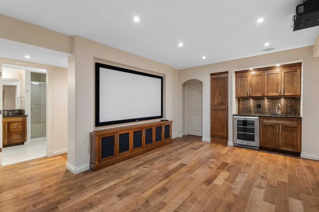 75 Discovery Ridge Mount SW Calgary AB T3H 5G2