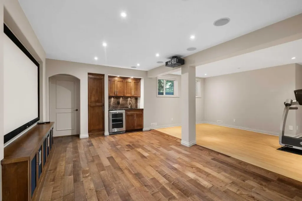 75 Discovery Ridge Mount SW Calgary AB T3H 5G2