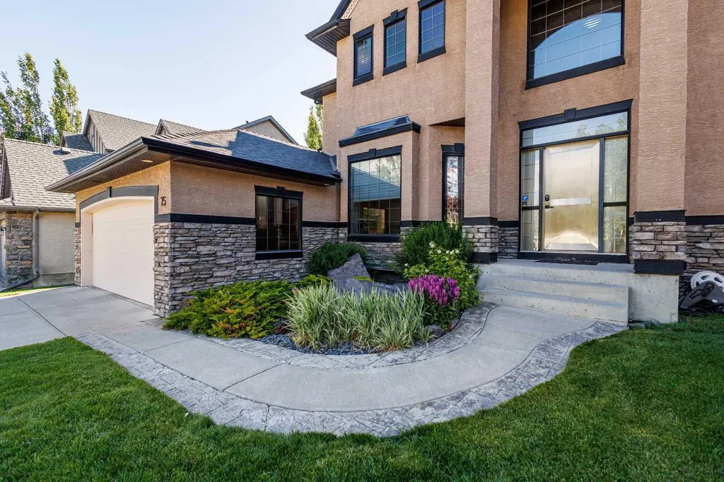 75 Discovery Ridge Mount SW Calgary AB T3H 5G2