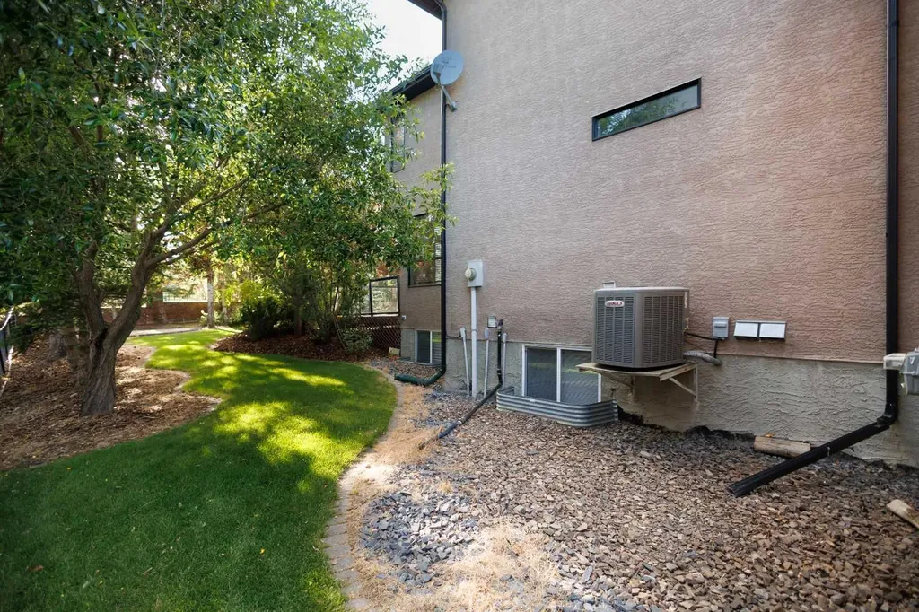75 Discovery Ridge Mount SW Calgary AB T3H 5G2