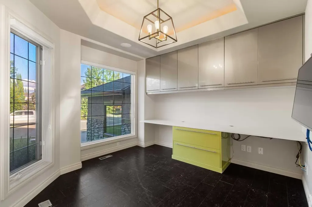 75 Discovery Ridge Mount SW Calgary AB T3H 5G2