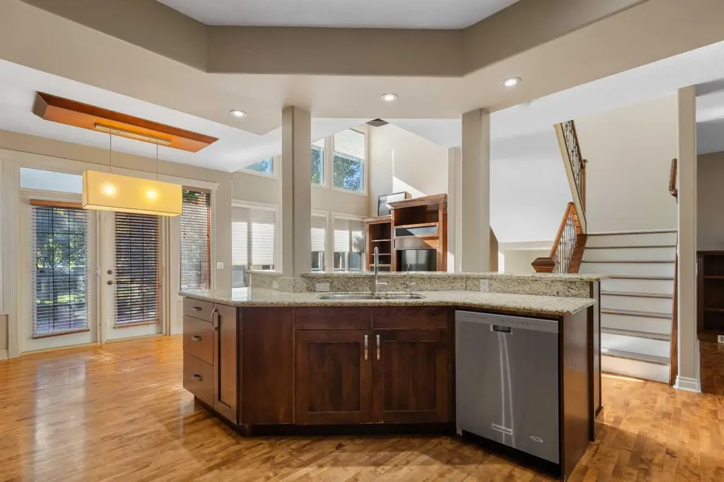 75 Discovery Ridge Mount SW Calgary AB T3H 5G2
