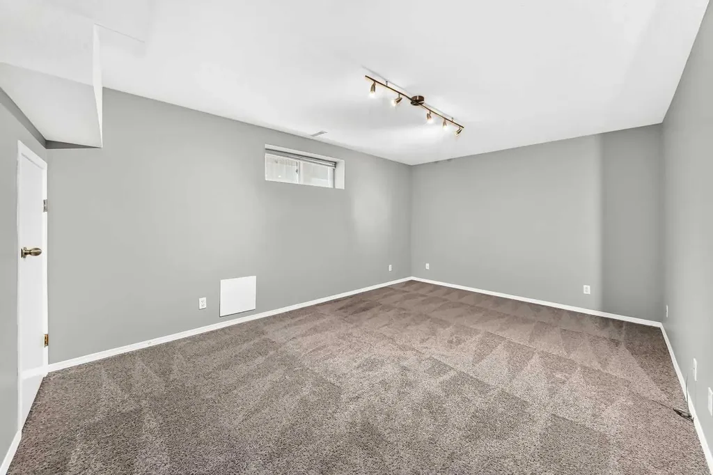 50 Royal Birch Terrace NW Calgary AB T3G 5N7