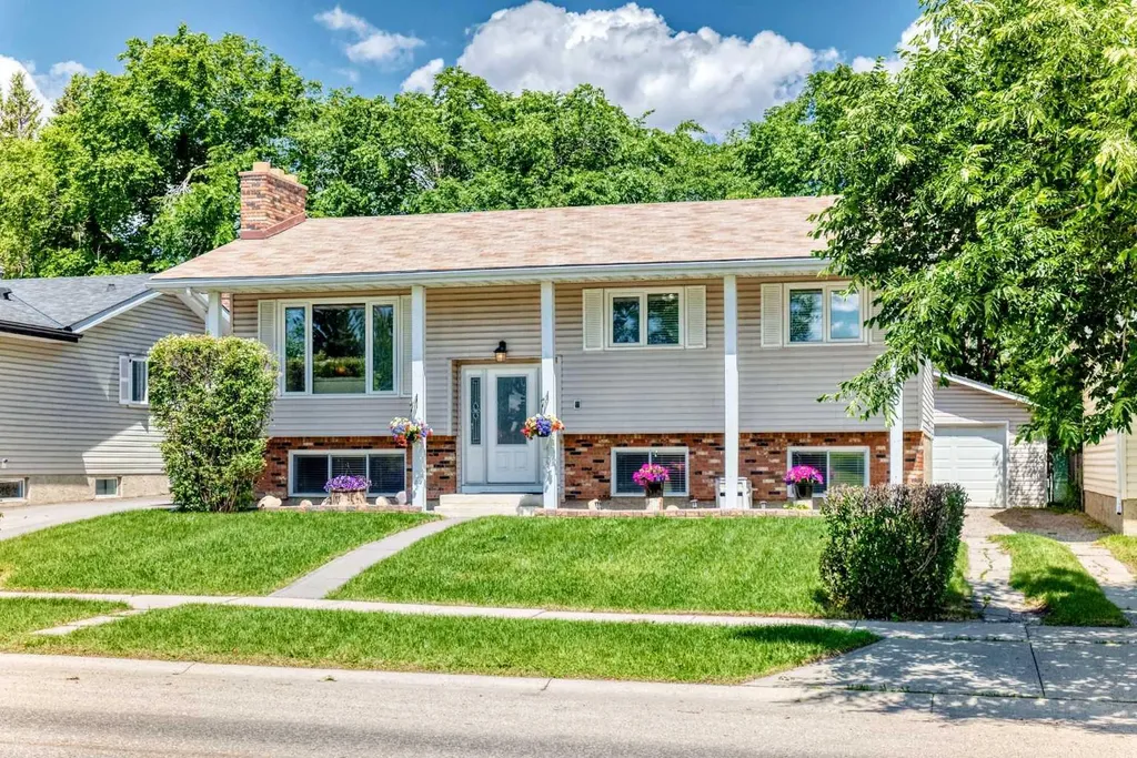 11335 Braeside Drive SW Calgary AB T2W 2V6