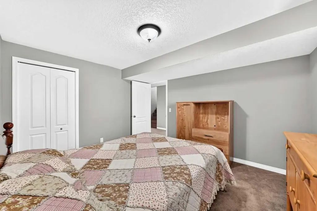 11335 Braeside Drive SW Calgary AB T2W 2V6