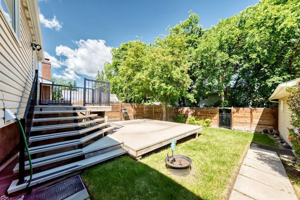 11335 Braeside Drive SW Calgary AB T2W 2V6