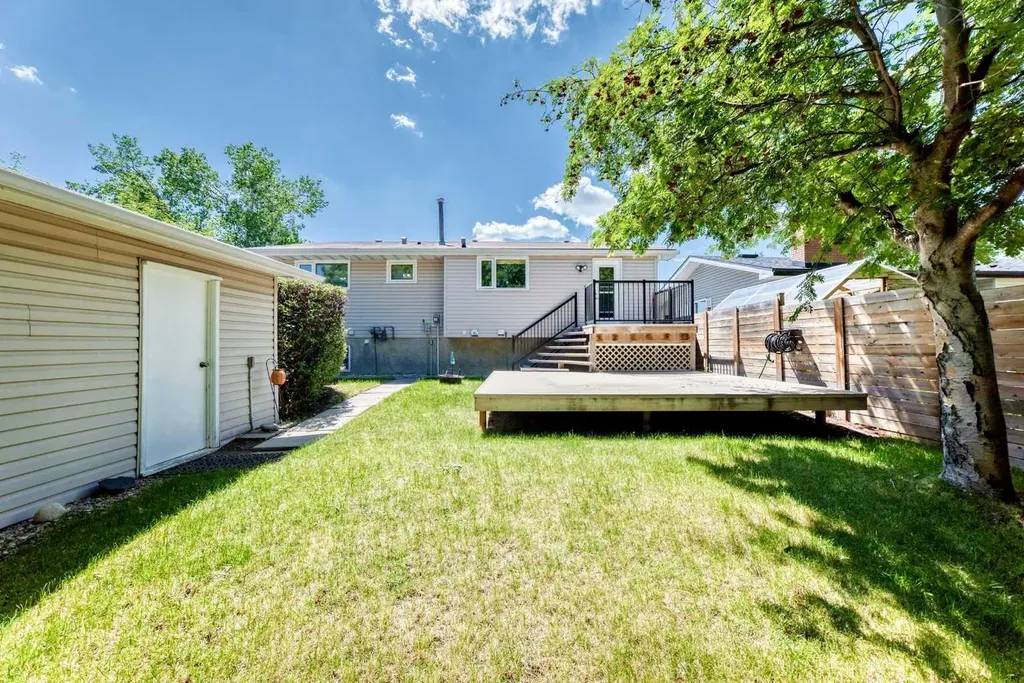 11335 Braeside Drive SW Calgary AB T2W 2V6