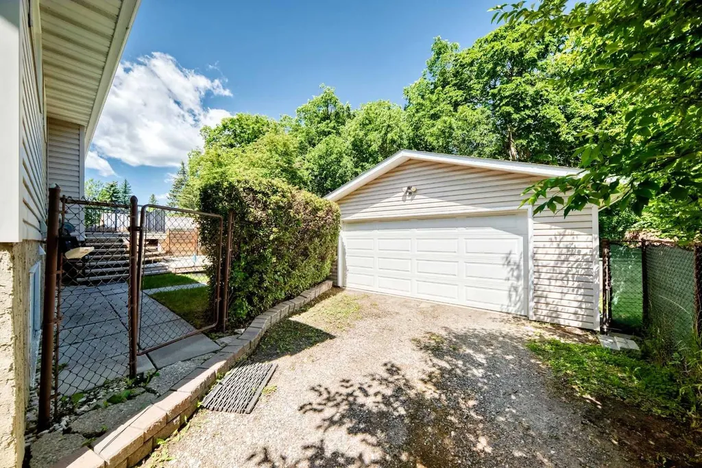 11335 Braeside Drive SW Calgary AB T2W 2V6