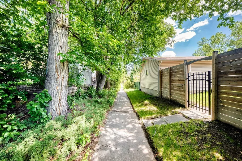 11335 Braeside Drive SW Calgary AB T2W 2V6