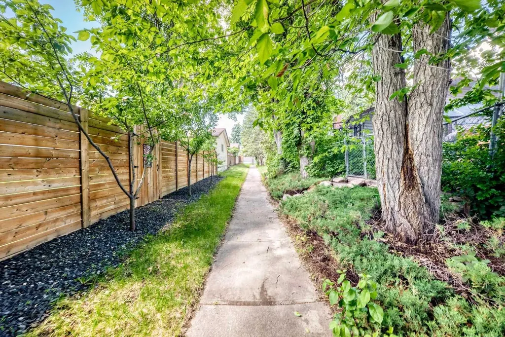 11335 Braeside Drive SW Calgary AB T2W 2V6