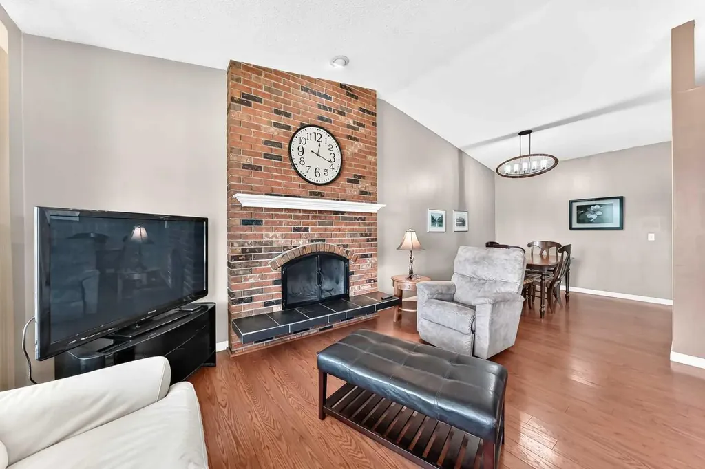 11335 Braeside Drive SW Calgary AB T2W 2V6