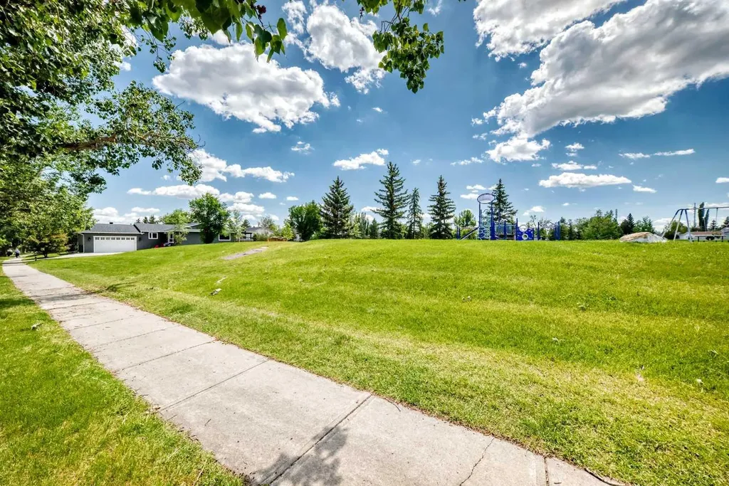 11335 Braeside Drive SW Calgary AB T2W 2V6