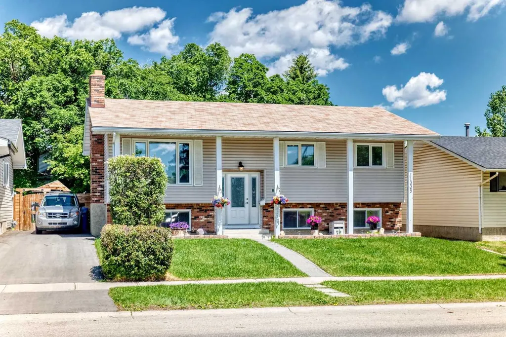 11335 Braeside Drive SW Calgary AB T2W 2V6