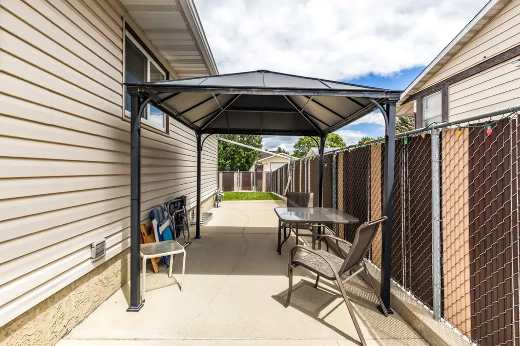 222 Cameron Road SE Medicine Hat AB T1B1P2