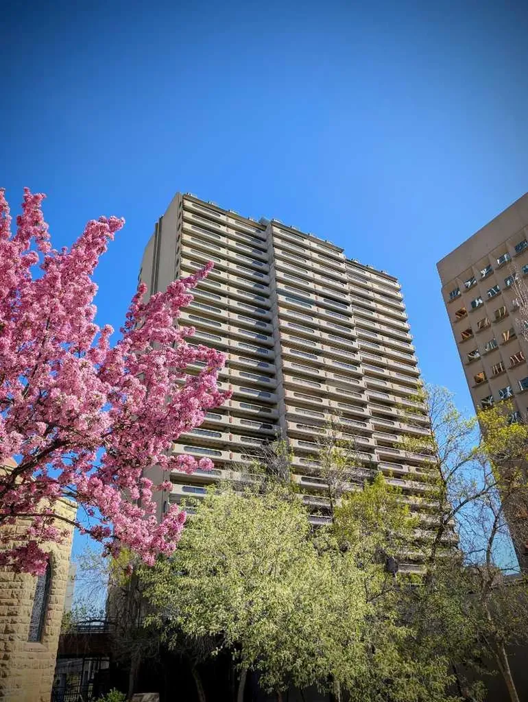221 6 Avenue SE Calgary AB T2G 4Z9