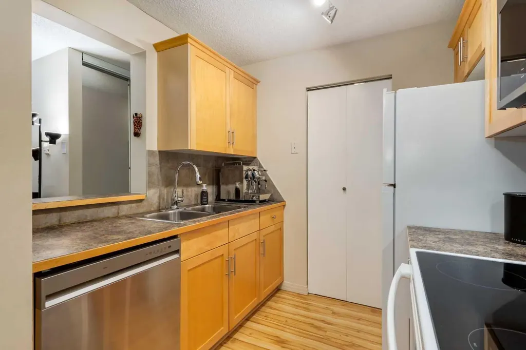 13045 6 Street SW Calgary AB T2W 5H1