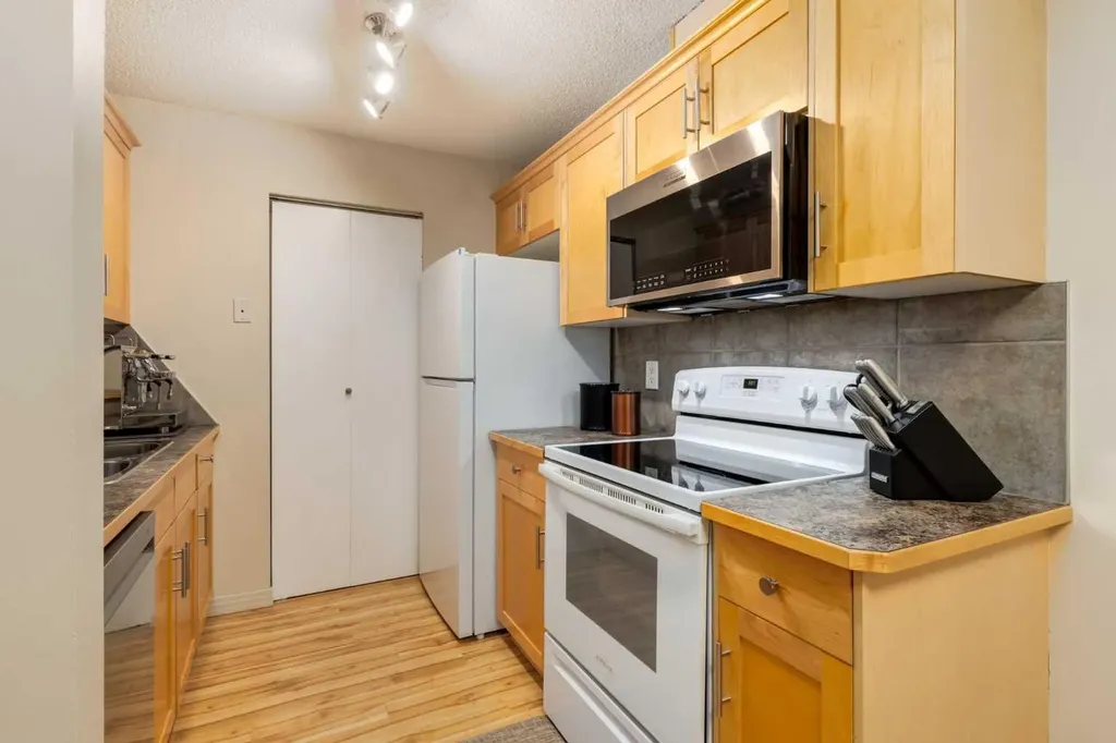 13045 6 Street SW Calgary AB T2W 5H1