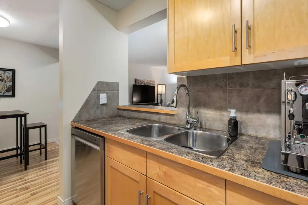 13045 6 Street SW Calgary AB T2W 5H1