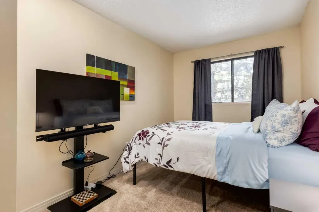 13045 6 Street SW Calgary AB T2W 5H1