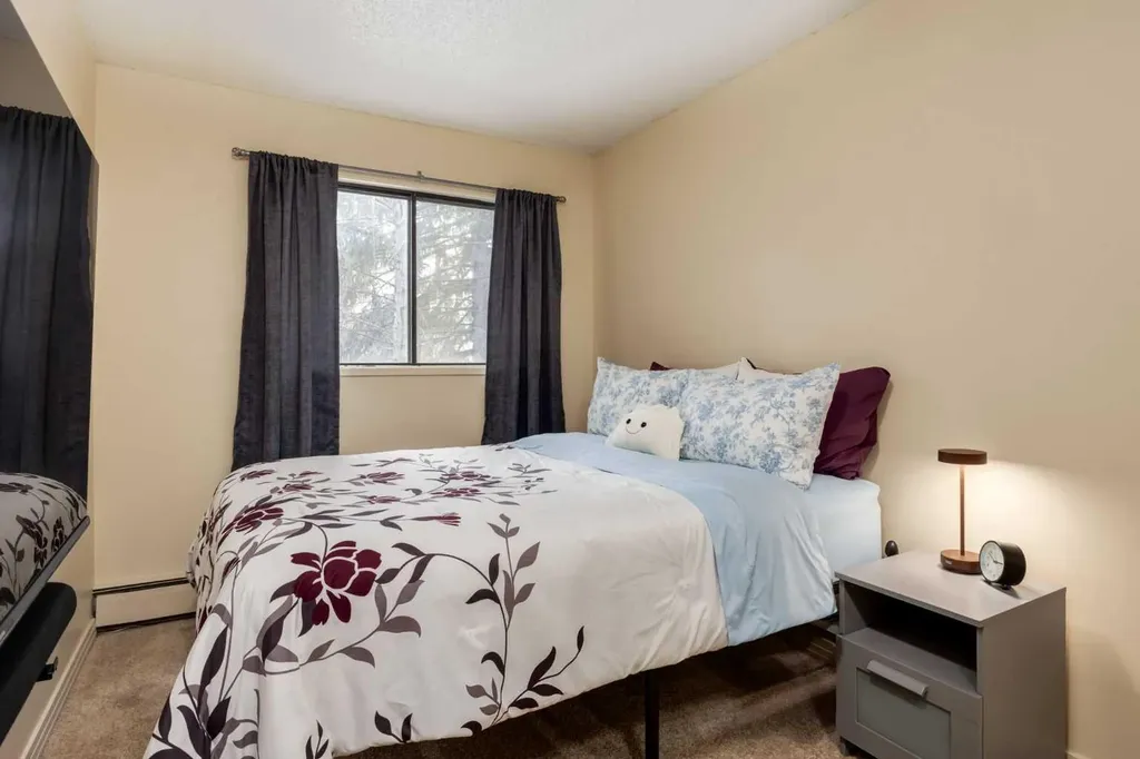 13045 6 Street SW Calgary AB T2W 5H1