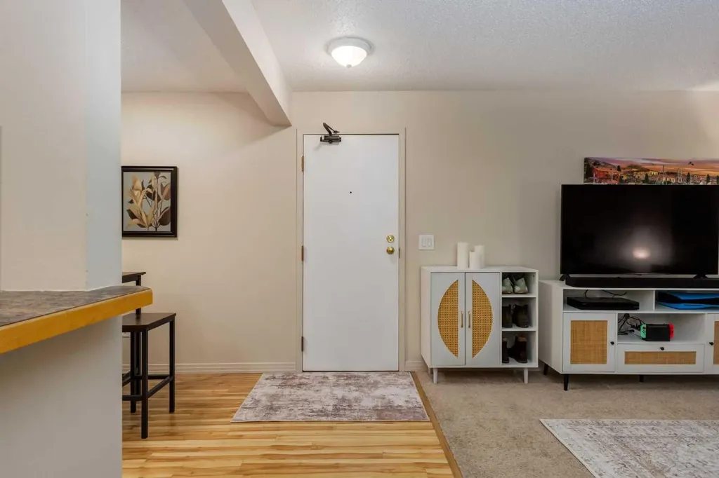 13045 6 Street SW Calgary AB T2W 5H1