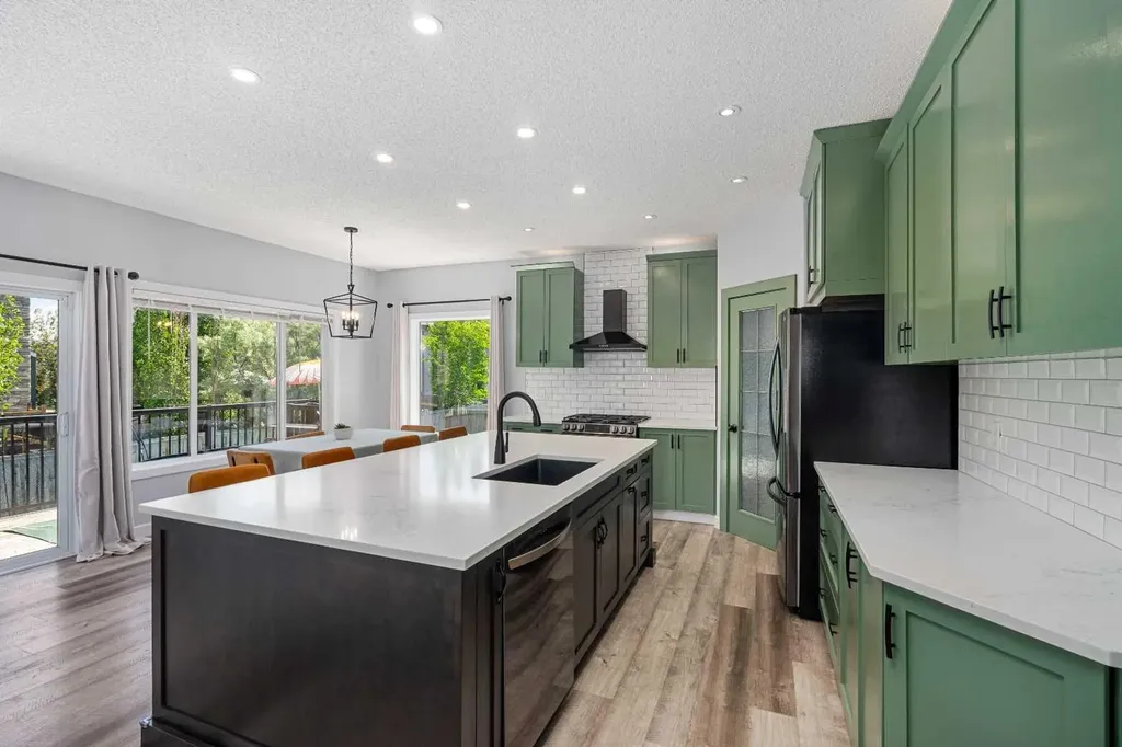438 Luxstone Green SW Airdrie AB T4B 0A5