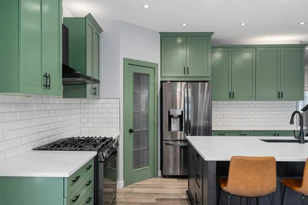 438 Luxstone Green SW Airdrie AB T4B 0A5