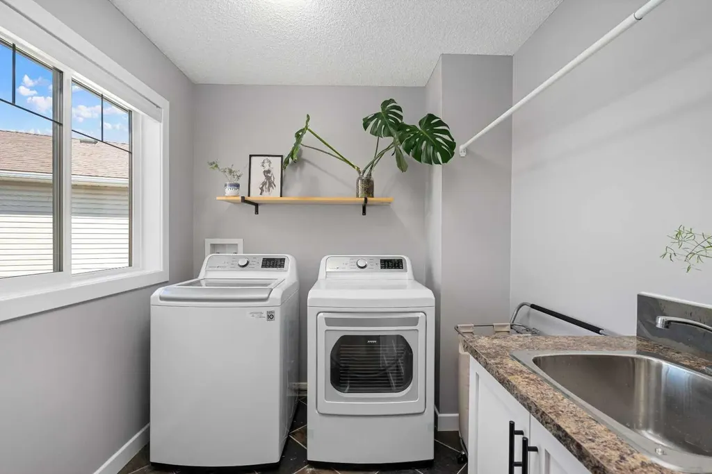 438 Luxstone Green SW Airdrie AB T4B 0A5