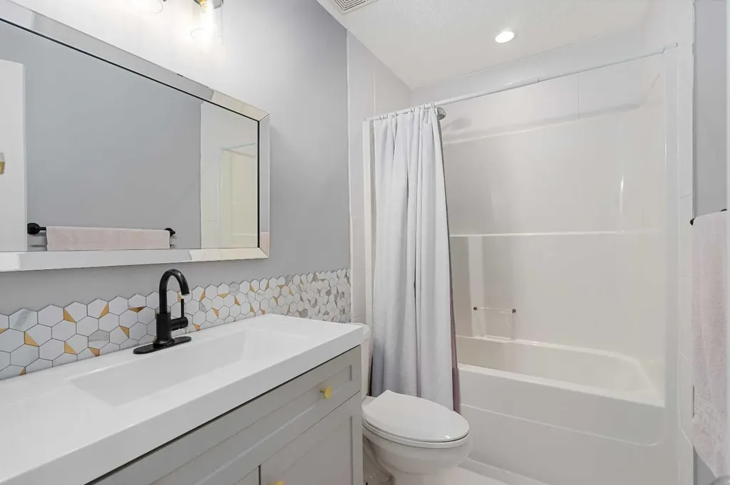438 Luxstone Green SW Airdrie AB T4B 0A5