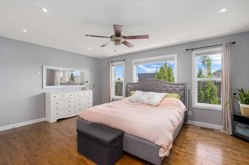 438 Luxstone Green SW Airdrie AB T4B 0A5