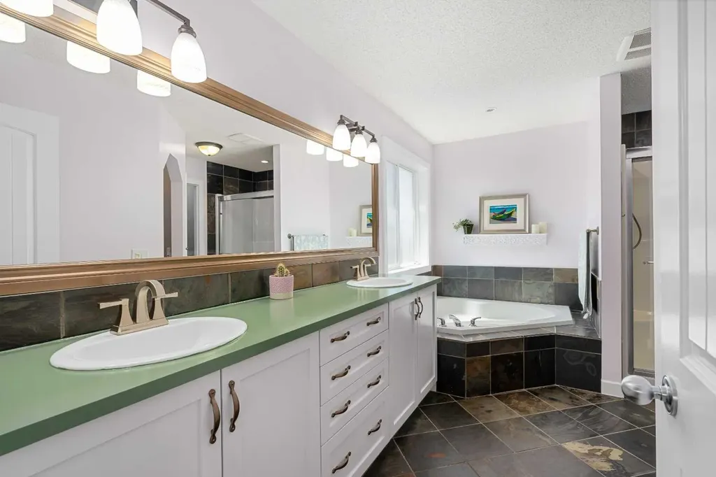 438 Luxstone Green SW Airdrie AB T4B 0A5